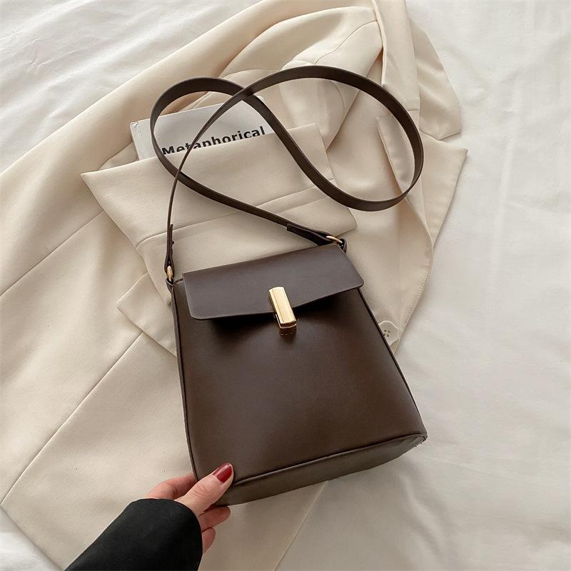 Textured retro shoulder bag women's bag 2025 spring new fashion messenger bag commuter simple women's bag