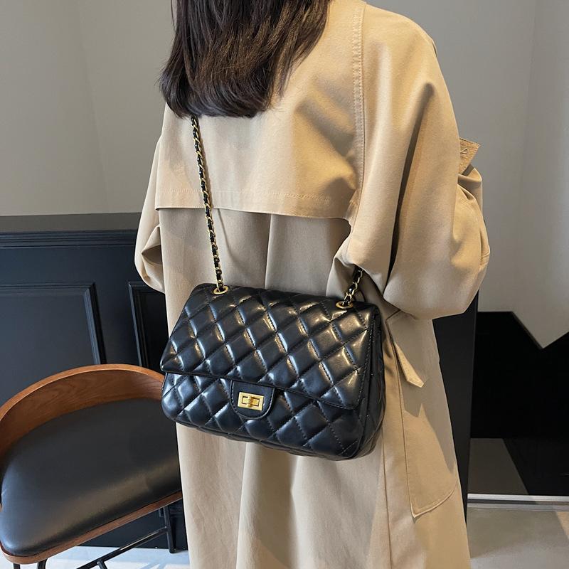 Xiaoxiangfeng diamantkedja 2025 enfärgad ny väska dam mjukt läder mode mångsidig axel armhåleväska