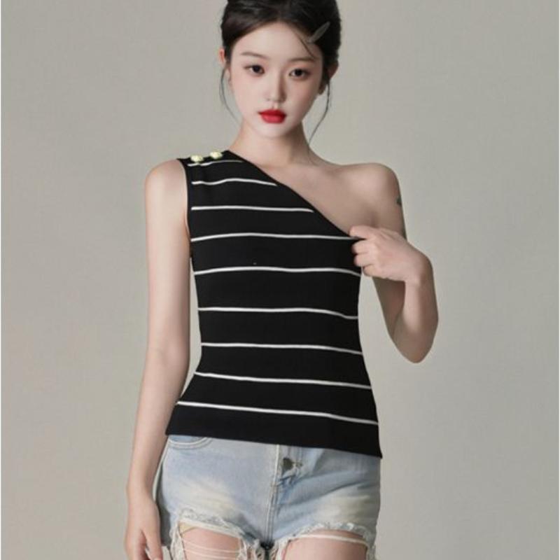 A Off-the-shoulder Knitted Halter Top for Women Can Be Worn Over A Sleeveless Short Top