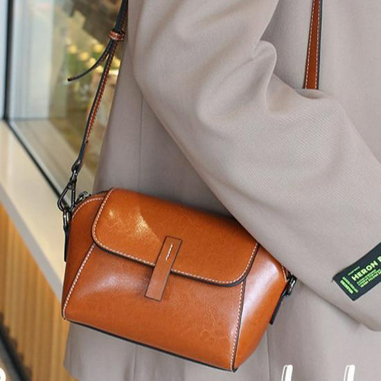 Bolsa Transversal Retro Feminina em Couro Genuíno - Elegante, Versátil, Pequena Bolsa de Couro para Ombro para o Dia a Dia.
