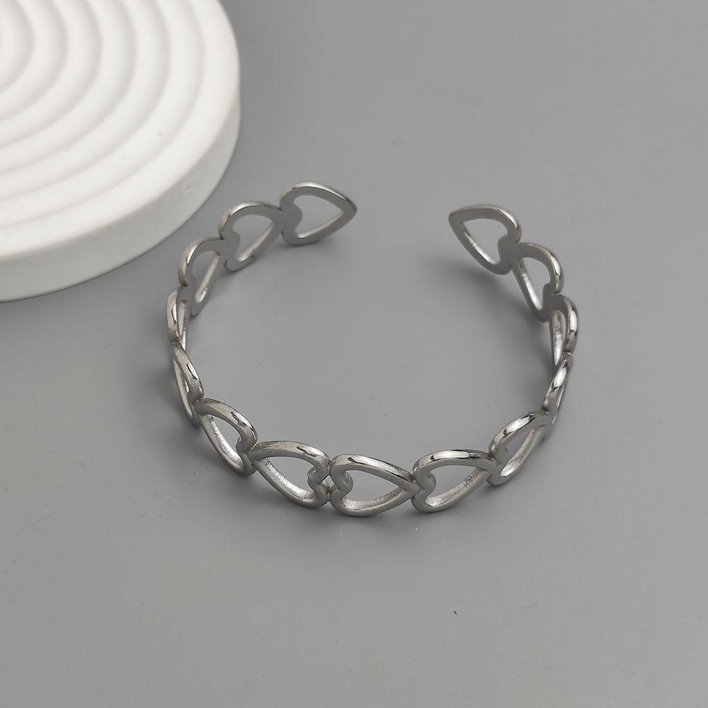 Fashionable Hollow Love Gold-plated Women's Bracelet, Waterproof and Non-fading Heavy Metal Stainless Steel Jewelry, Party Gift