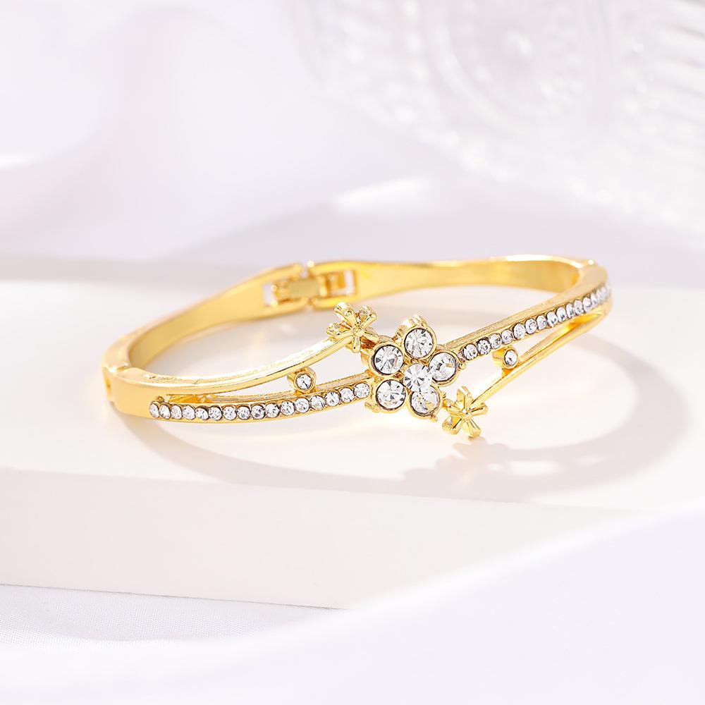 European and American new fashion light luxury temperament three-color flower diamond bracelet high-end creative full diamond bracelet