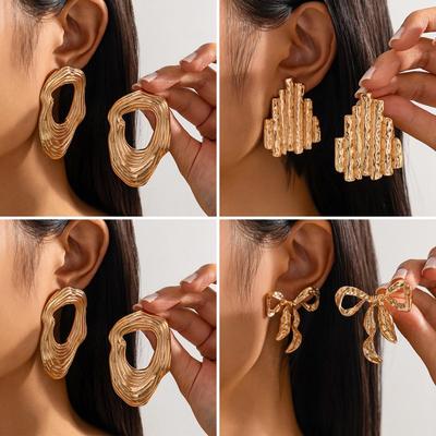 Sada náušnic z přehnané geometrické nepravidelné slitiny