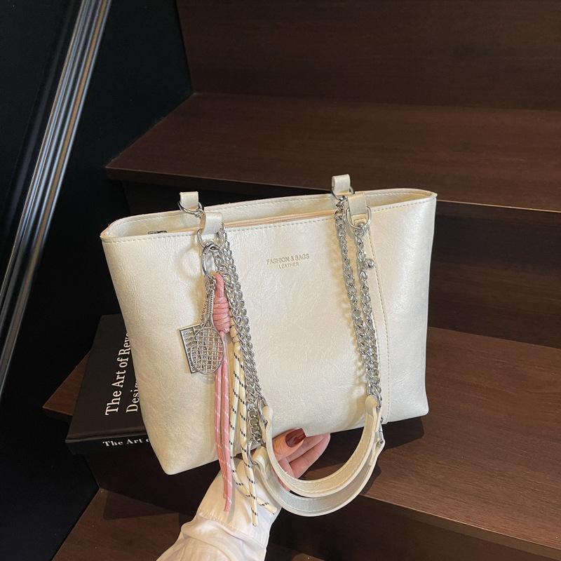 Large Capacity Bag Women's Spring and Summer 2025 New Versatile Fashion Chain Shoulder Bag Leisure Work Commuter Tote Bag