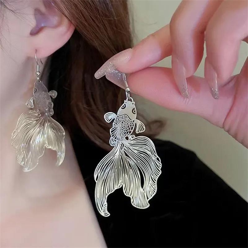 Boucles d'oreilles de luxe exagérées en forme de poisson koï: Crochets d'oreilles en métal de style froid européen et américain pour femmes