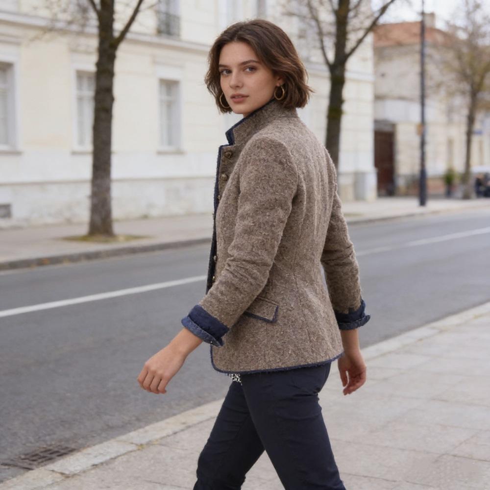 Blazer Curto Tweed Castanho Claro com Acabamento Azul Marinho, Fecho Assimétrico com Botão Frontal