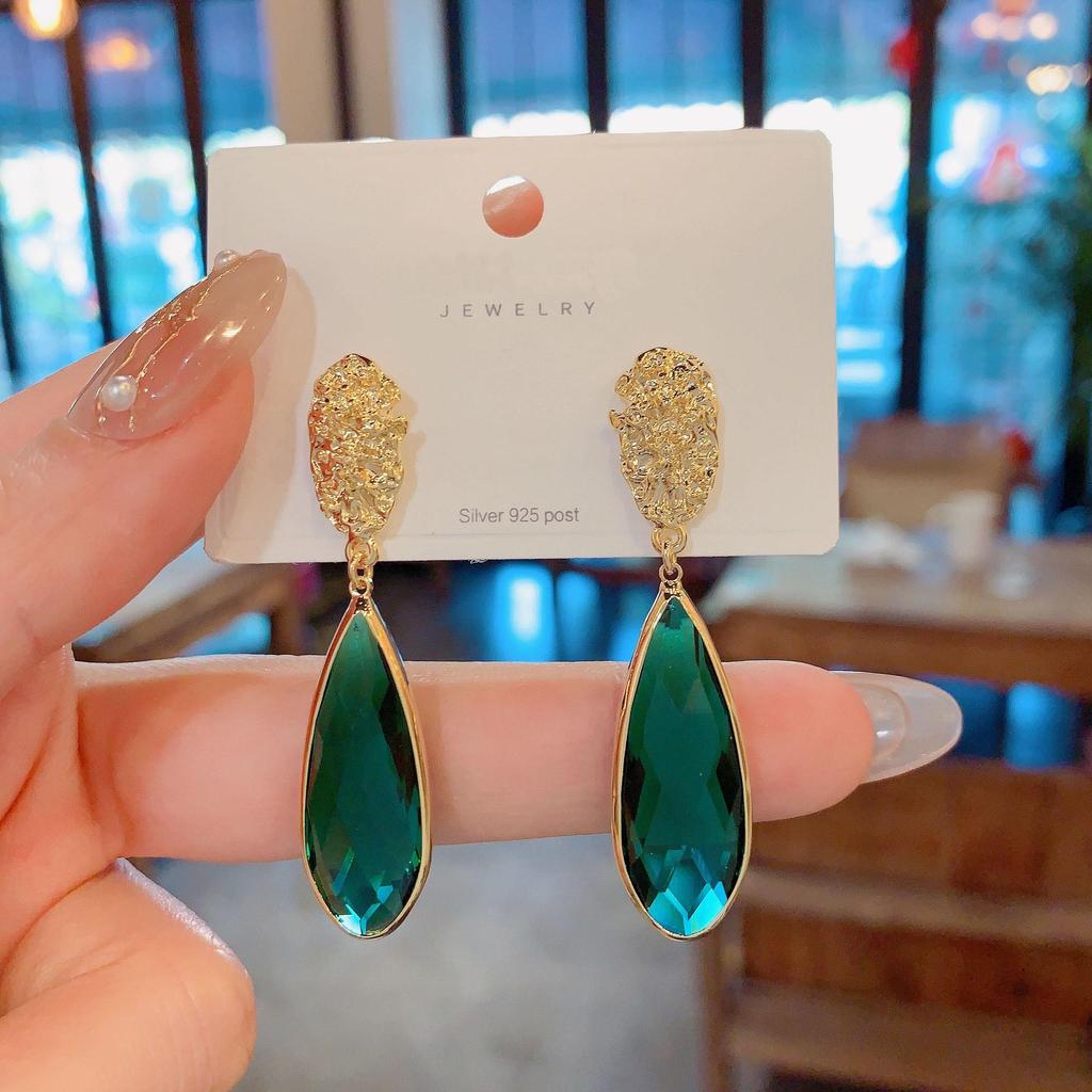 Elegant Green Teardrop Earrings: Retro Design with Silver Needle