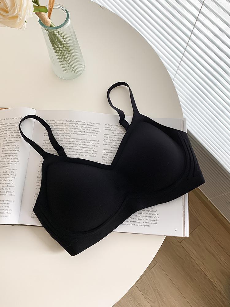 

Корейский бесшовный летний бюстгальтер: Увеличивает маленькую грудь благодаря очень толстой подкладке, боковой поддержке и сбору для более пышного вида. S (40-47.5 kg)