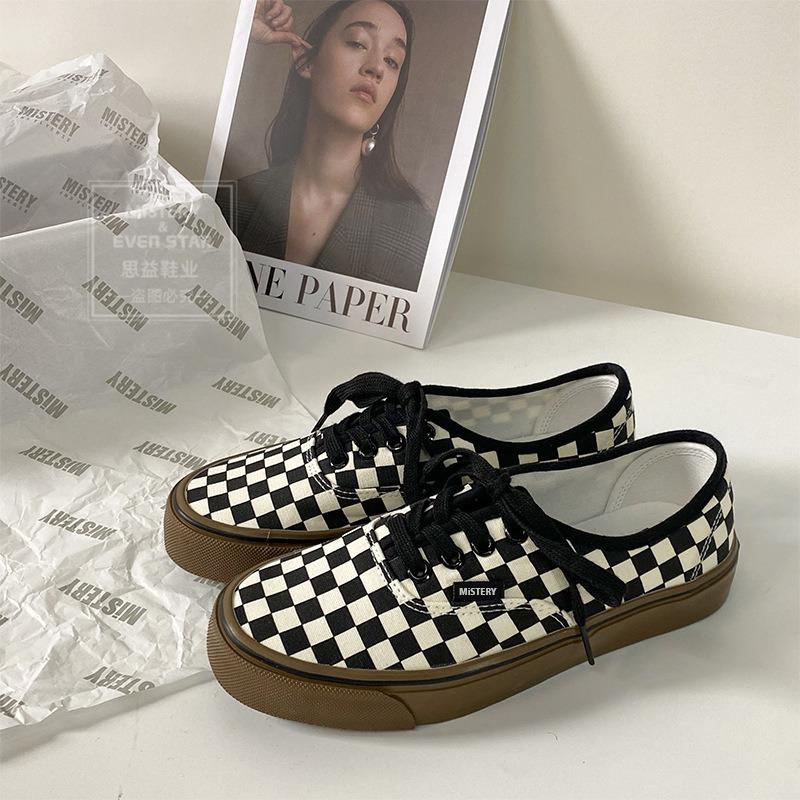 Black and white plaid shoes women's new round head canvas shoes women's shoes 566