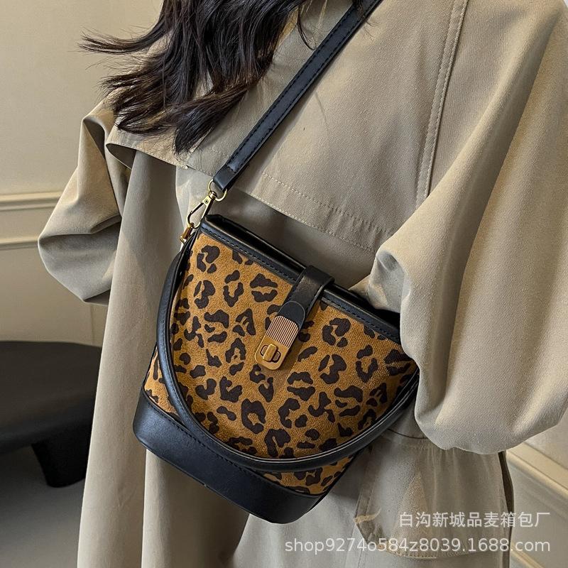 2025 Autumn Popular Portable Small Bag Women's High-end Texture Fashionable Versatile Bucket Bag Foreign Style Leopard Print Messenger Bag