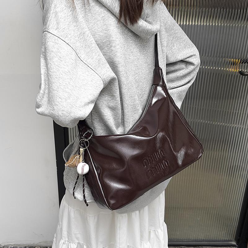 

Містка сумка-тоут з м якої шкіри: Сумка на плече під пахвами та сумка-месенджер на осінньо-зимовий сезон 2024 для жінок з двошаровим дизайном з літерами null кларет