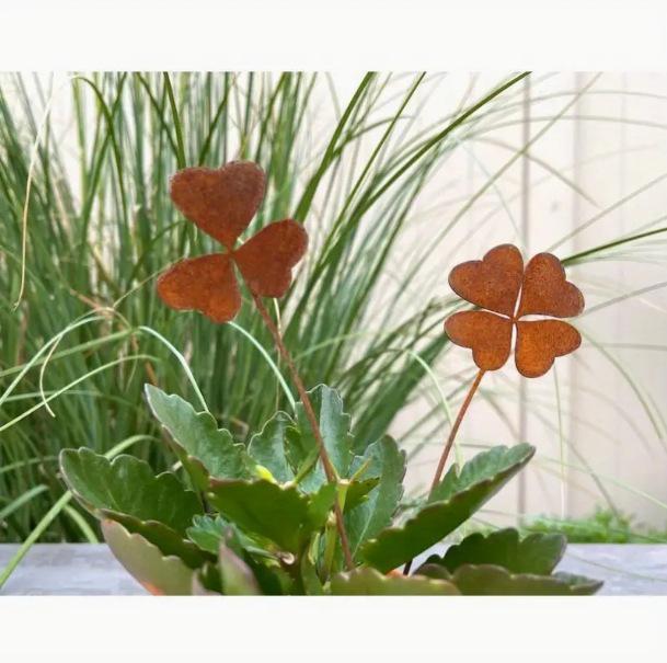 Set aus 2 kleinen Rostmetall-Vierblättern zur Dekoration für Haus & Garten