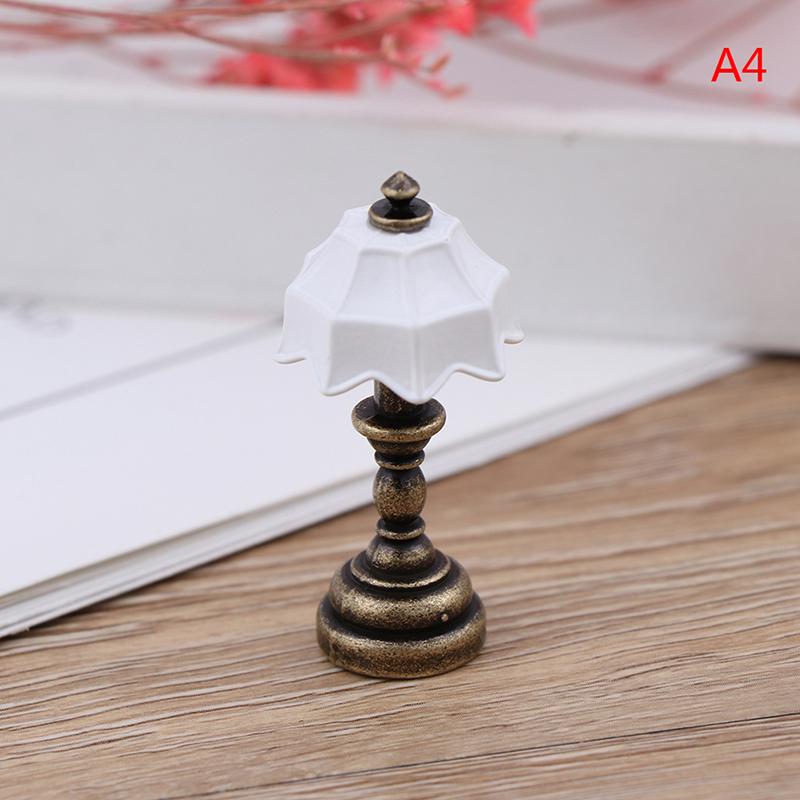 1:12 Maison de poupée Miniature Plastique Métal Rétro Lampe Lumière Alimentée par Pile Bouton Ornement Décorations de Noël