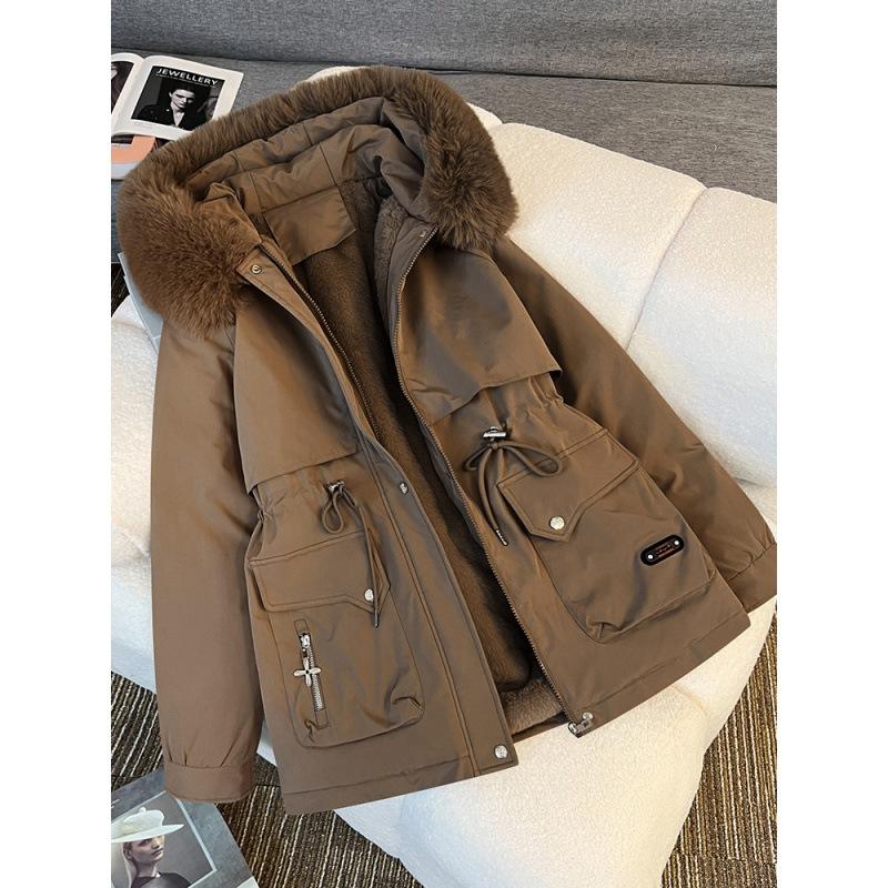 

Средний и длинный пирог преодолевает новую женскую хлопковую одежду, зимнюю модную хлопковую одежду с подкладкой, свободную бархатную куртку с утолщенным большим меховым воротником. 3XL темно-коричневого