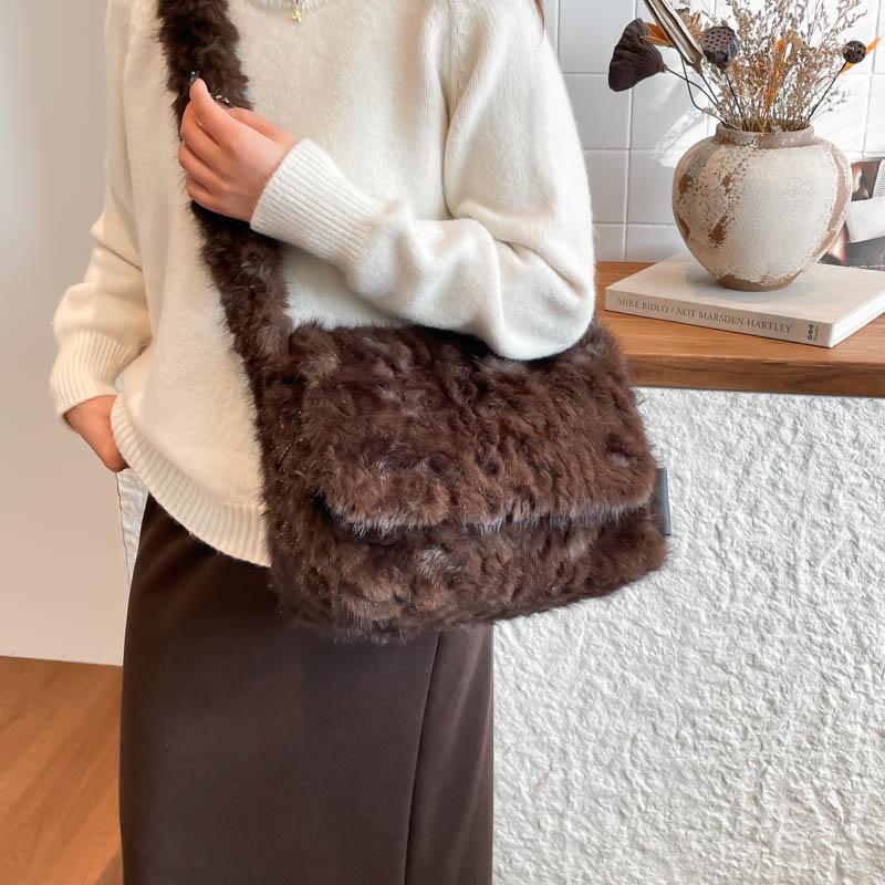 Fashionable Flap Clutch Purse Bag Soft Faux Fur Small Shoulder Bags For Women 2025 Winter Trend Korean Plush Handbags Crossbody Bag