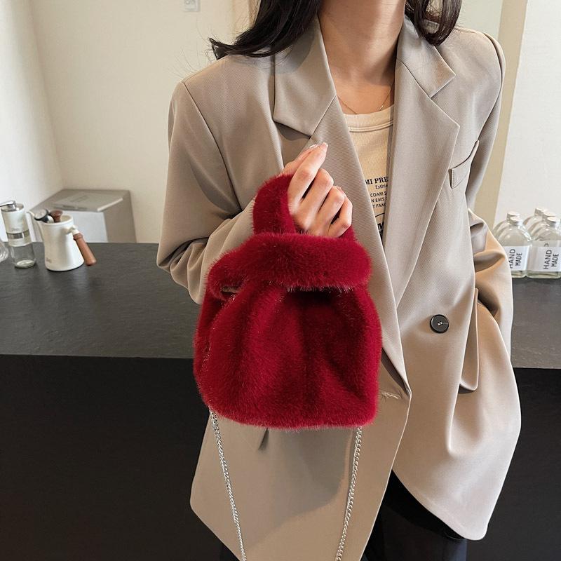 Plush Bag Women's Hand Bag 2025 New Fashion Niche Chain Messenger Bag Winter Plush Bucket Bag