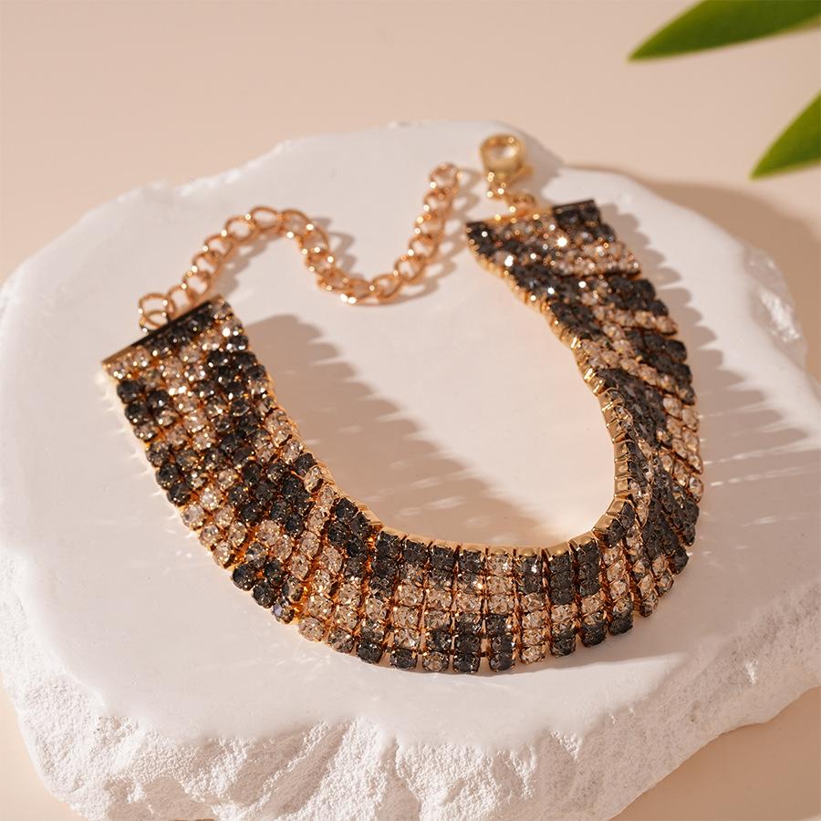 

Retro leopard print diamond-encrusted rectangular fringed silver needle earrings, light luxury earrings.