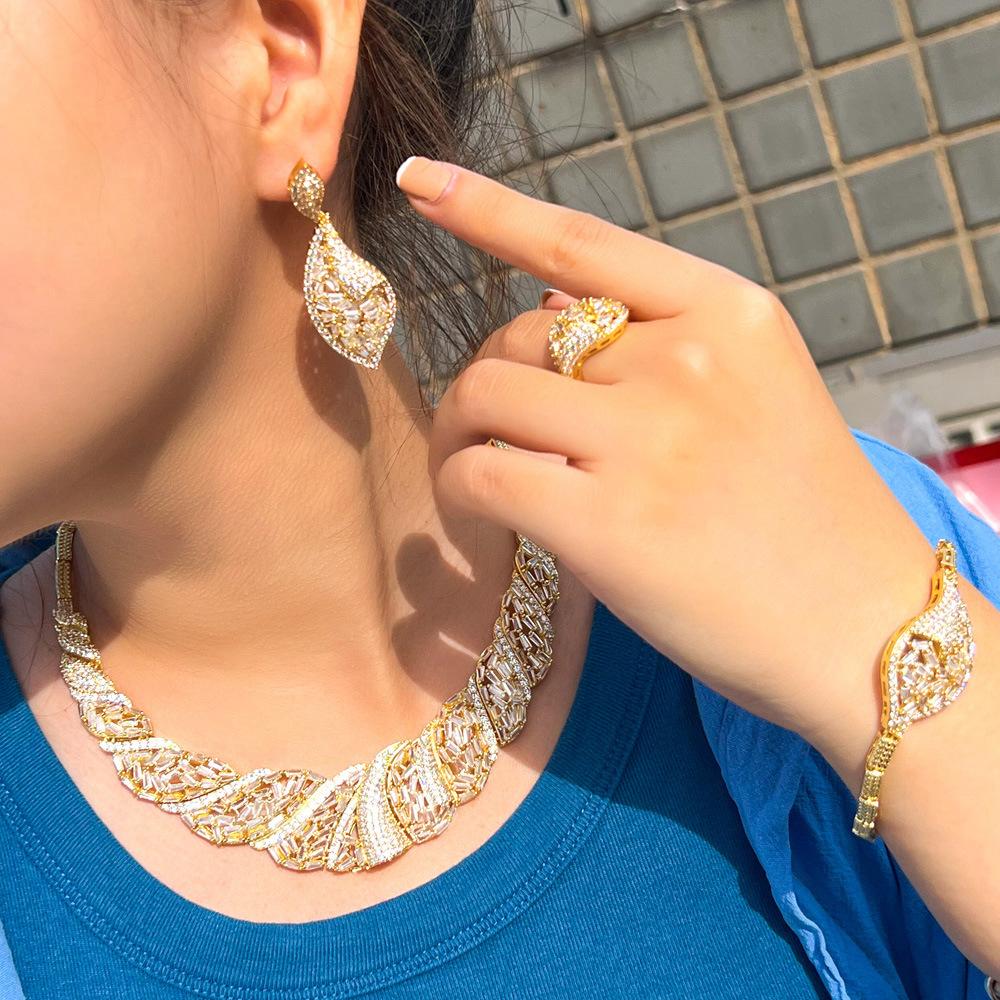 Full Diamond Zircon Bröllopsbankettset Kedja Personligt Halsband Örhängen Örhängen Fyrdelat Set