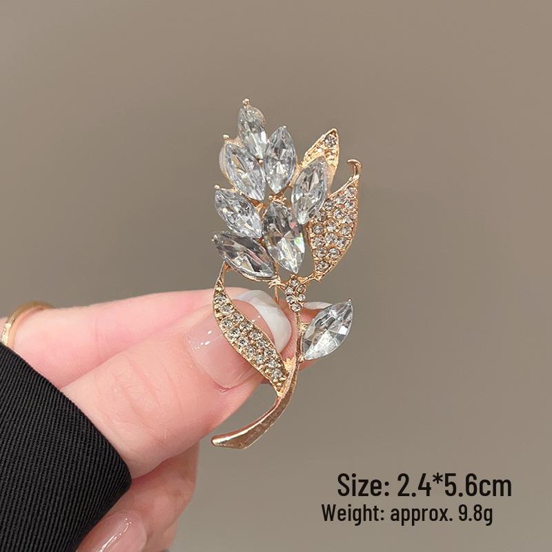 

Элегантная брошь-булавка в виде жемчужной бабочки – изысканный аксессуар для одежды