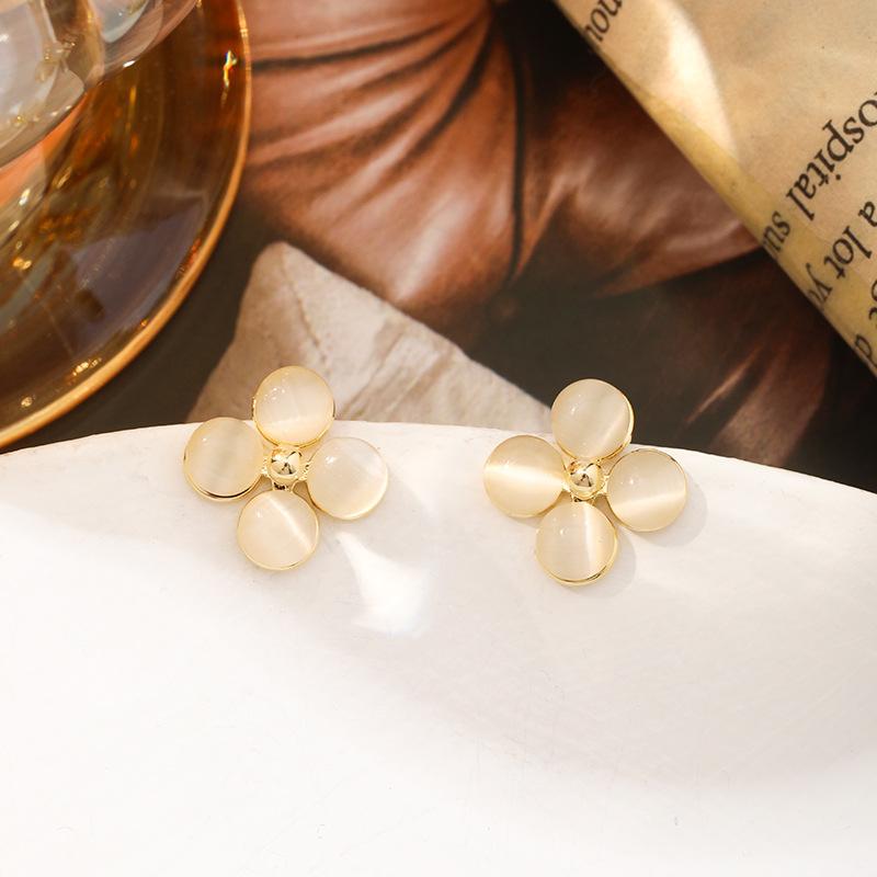 Cat's Eye Stone Four-Leaf Clover Earrings Senior Sense Of Summer Fresh Sweet Hundred With Earrings Ladies Earrings