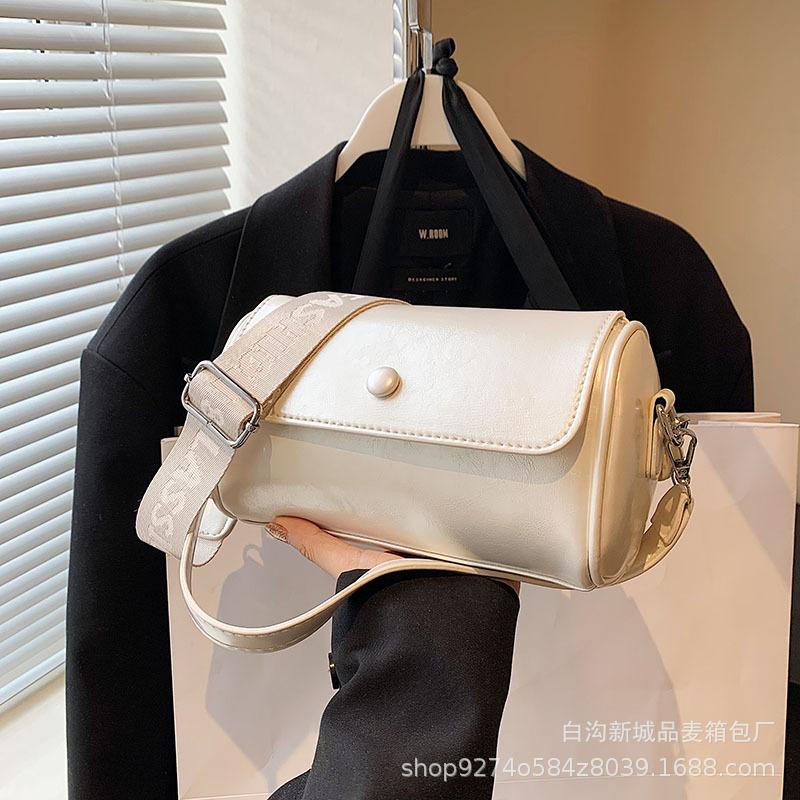 

Французская нишевая женская сумка 2025 новый тренд темпераментная универсальная сумка через плечо зарубежный стиль сумка-мессенджер багет