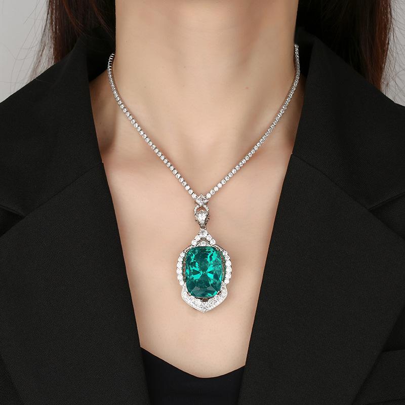 Autumn And Winter Jewelry Copper Bottom Gold-Plated Simulation Emerald Square Diamond Luxury Pendant Necklace Stone 20 * 28
