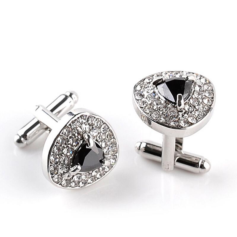 

Подарок на запонку с треугольным цирконием в виде пуговицы на рубашке чёрный