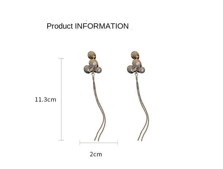 Un sens du design de niche, un long pendentif de boucles d'oreilles à pampilles exagérées rétro français.