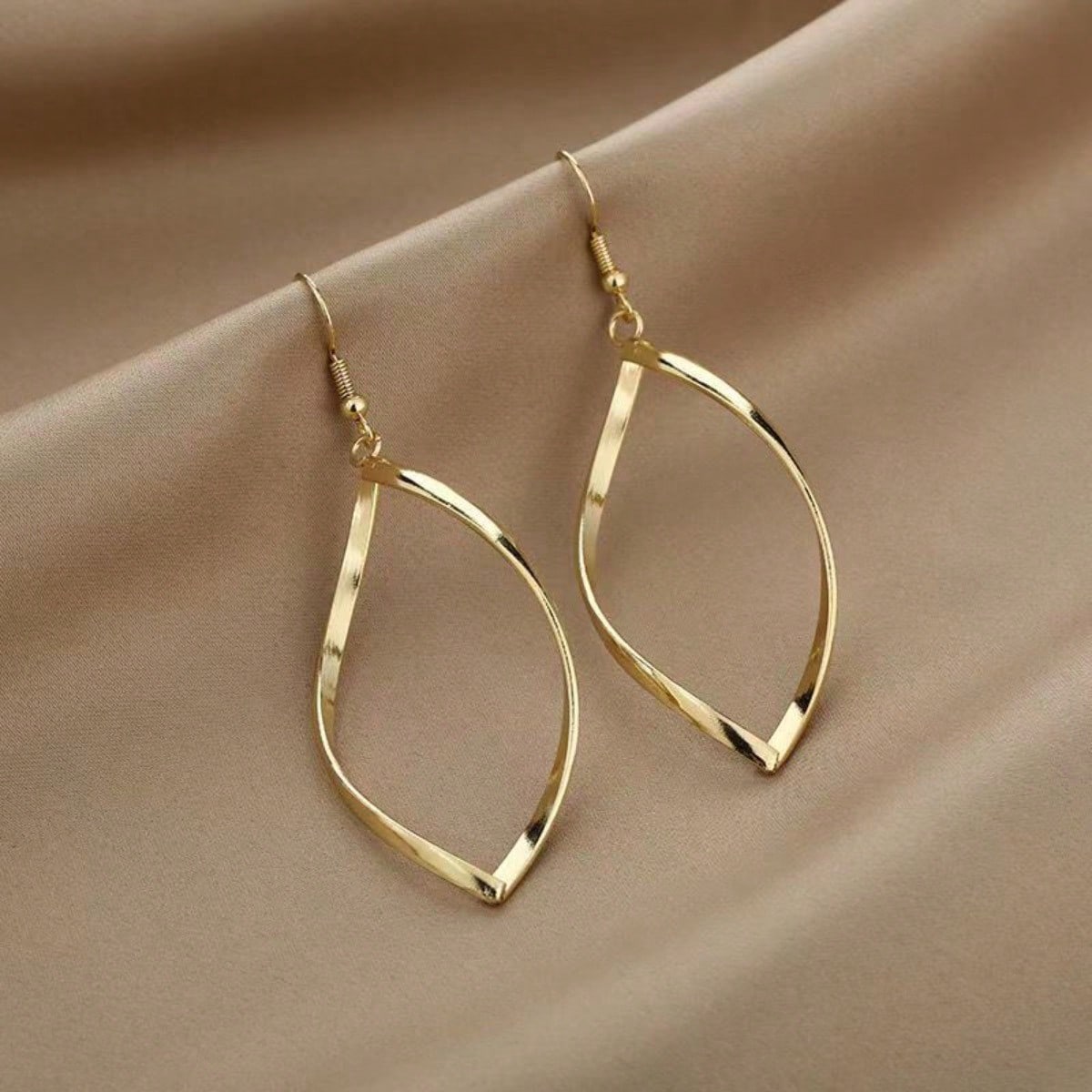 

1 Pair of Women s Earrings, Fashionable Wavy Earrings, Sweet and Super Bright Earrings, Suitable for Daily Wear and Holiday Gift Giving золотий