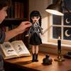 Wednesday Addams 9 Zoll PVC-Puppe mit Schuluniform und dunklem Stil Dekor