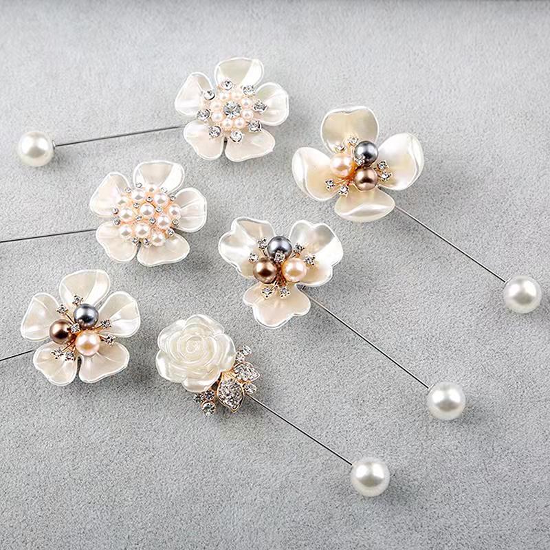 Imitace perly, brož Kamélie květina pro ženy Bílá květina Kytice z okvětních lístků Dlouhá jehla Košilový límec Lapel Pin Dárek