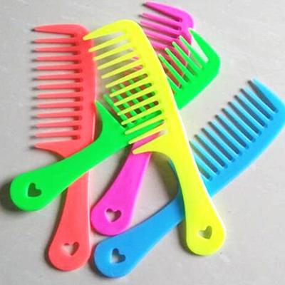 Kunststoffkamm mit großen Zähnen zum Frisieren und Schminken, Stylingkamm für den Abend als Geschenk