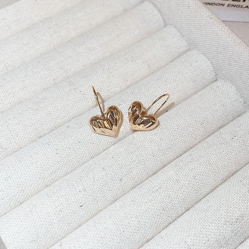 Silver Needle Irregular Stud Earrings: Retro European-American Style for Daily Versatile Wear with a High-End Luxurious Appeal.