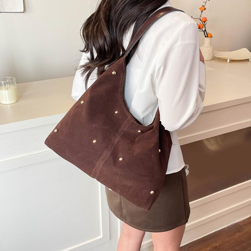 Yogodlns Módní nýtovaná taška přes rameno pro ženy Velkokapacitní ležérní kabelky Jednoduchá dojížděcí taška Tote Retro semišová kožená taška pod paži