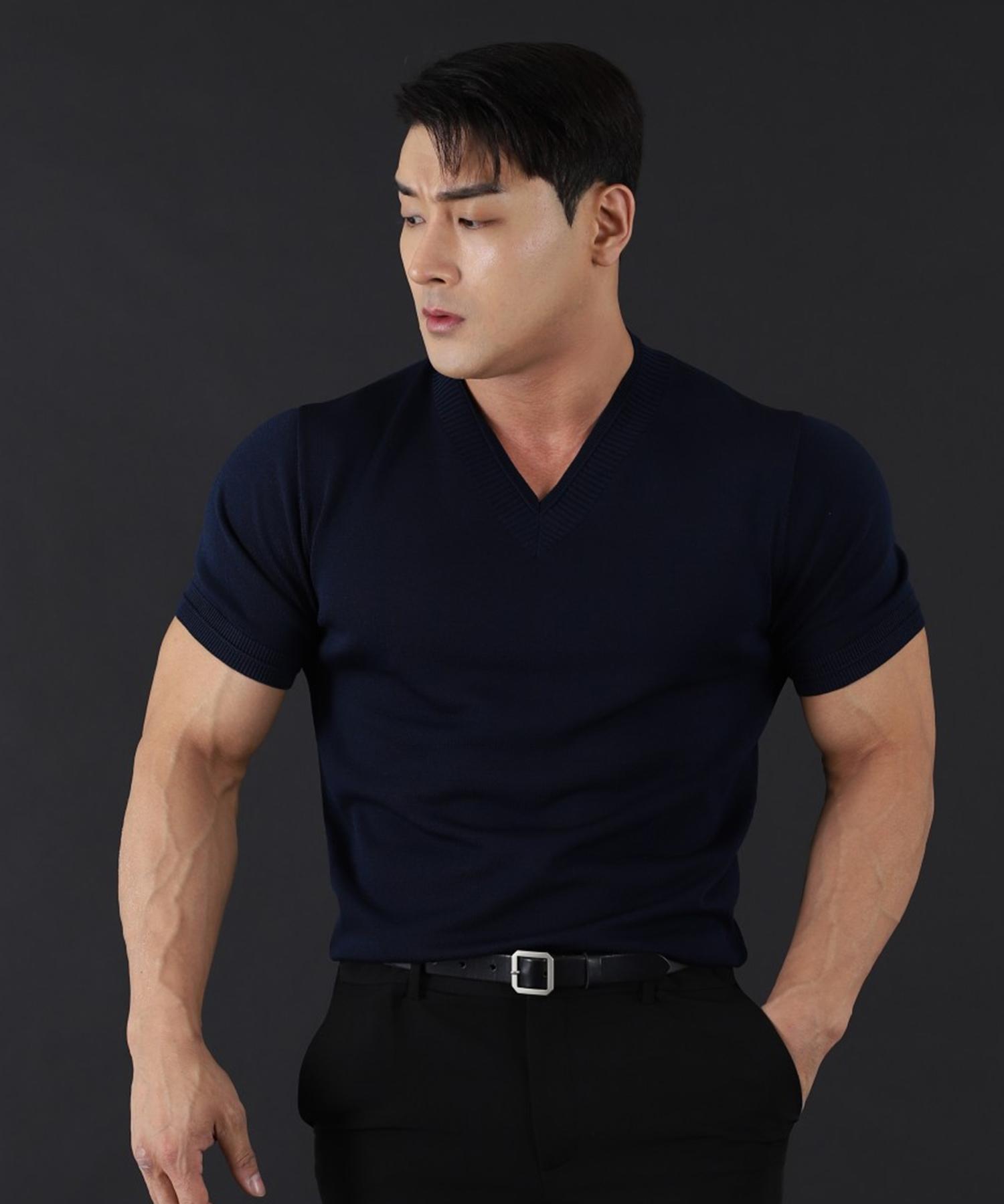 Bostfit Signature Muscle Fit V-Neck Short Sleeve Knit Black/Size 1 (90-95 Muscle Fit)