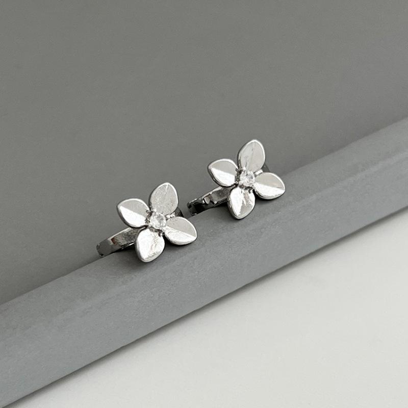 Sweet Flower Earrings Female Retro Fashion Personality Temperament Hundred Matching Plated Ear Buckle Niche Earrings Dainty Earrings Daily Wear