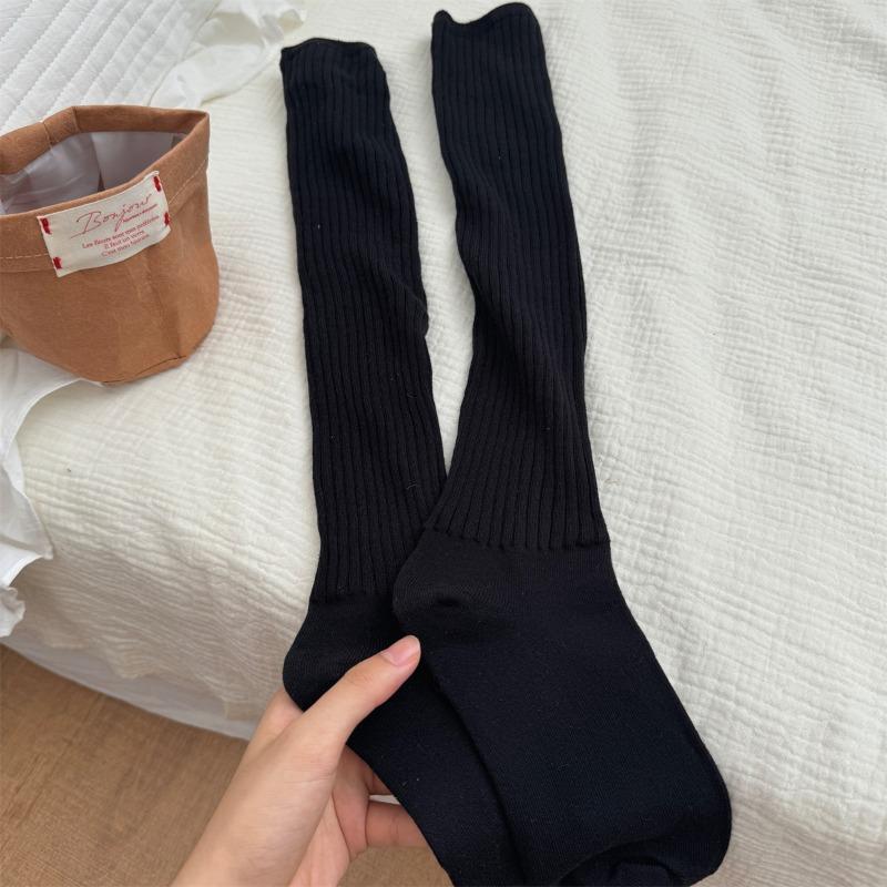 

Универсальные и стройнящие носки с длинным ворсом для теплой осени и зимы однотонные двухслойные носки до икры для женщин 1 pair чёрный