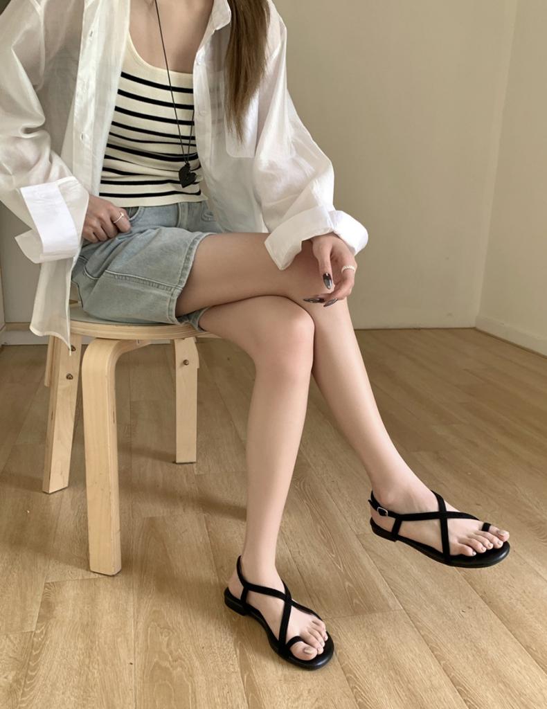 Open-toed sandals women's versatile niche designer beach shoes flat straps 2025 summer