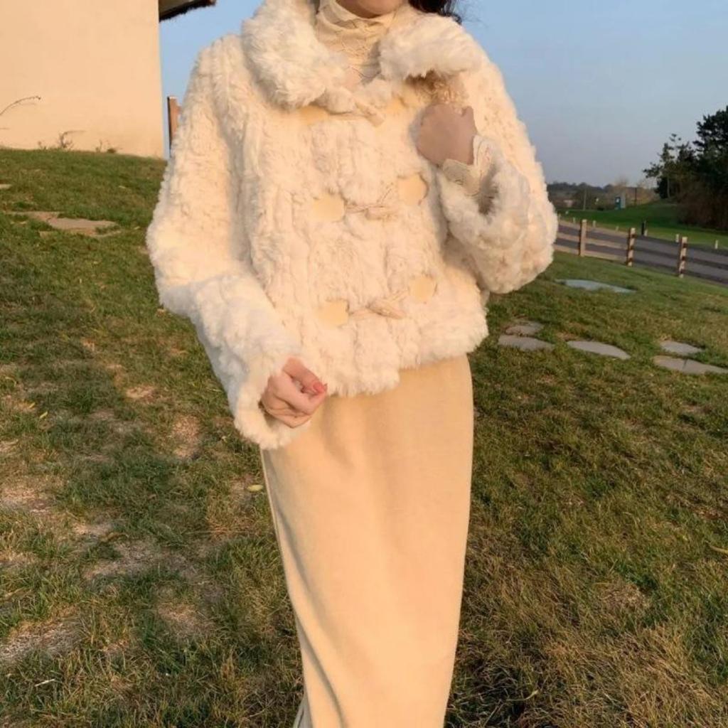 Warm and Attractive Horn Buckle Fur Integrated Short Coat Women's New Spring Thickened Plush Top