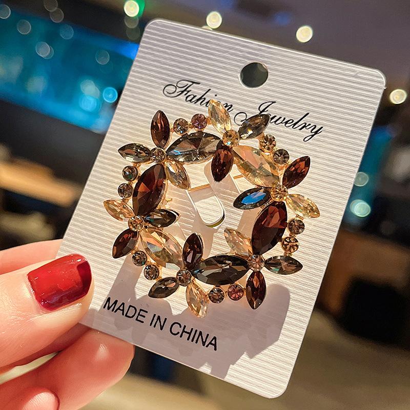 High-end Retro Crystal Flower Brooch Women's Personality Jacket Cardigan Corsage Fashion Exquisite High-end Pin