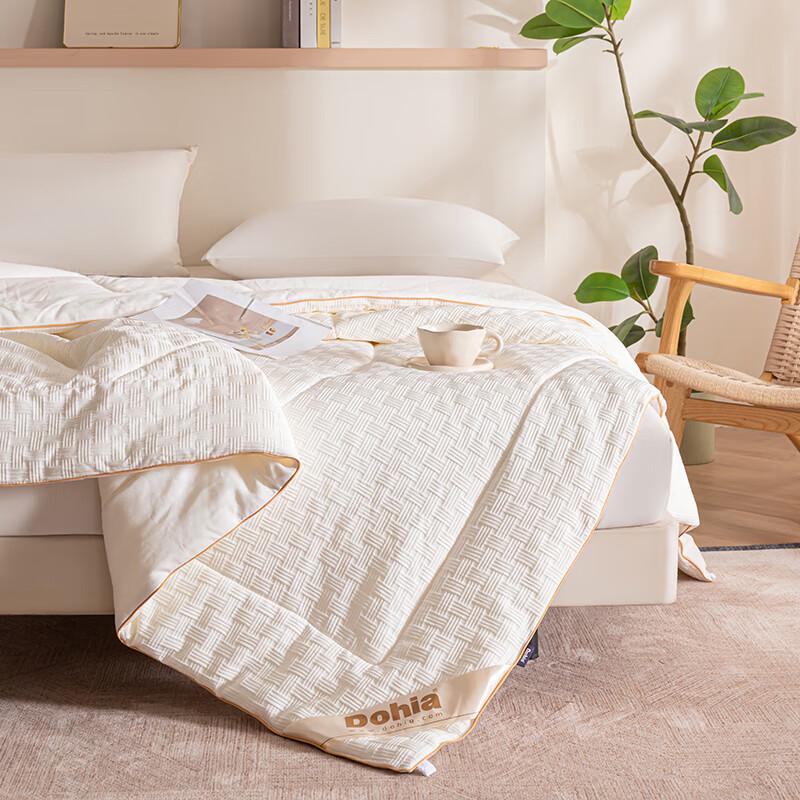 Dohia All-Season A-Class Fiber Quilt