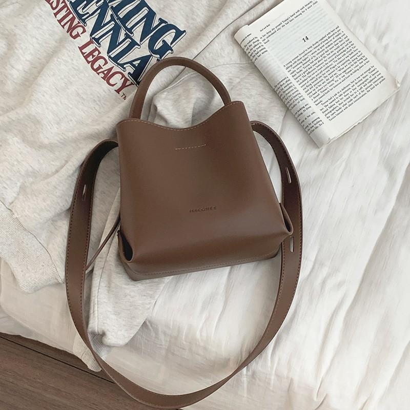 

Retro high-end texture underarm bag women s 2025 new large-capacity bucket bag wide shoulder strap one-shoulder crossbody bag коричневый