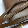 [Pre-Owned] Classic Box Polished Gold Buckle Leather Tofu Bag - Very Good #1GRTSZC