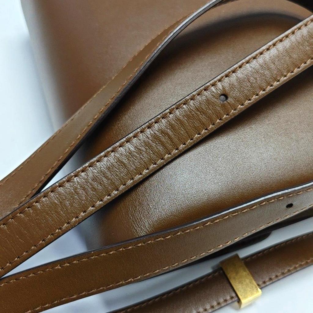 [Pre-Owned] Classic Box Polished Gold Buckle Leather Tofu Bag - Very Good #1GRTSZC
