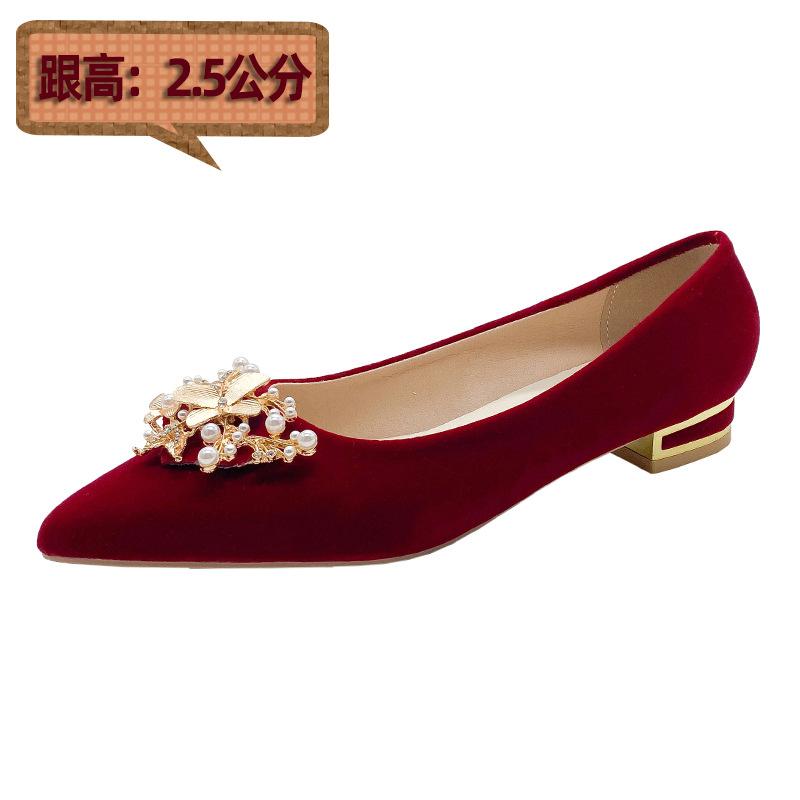 Rosso non è stanco piedi sposa ragazza mostra Lui abito da sposa due indossare tacchi alti scarpe da sposa perla