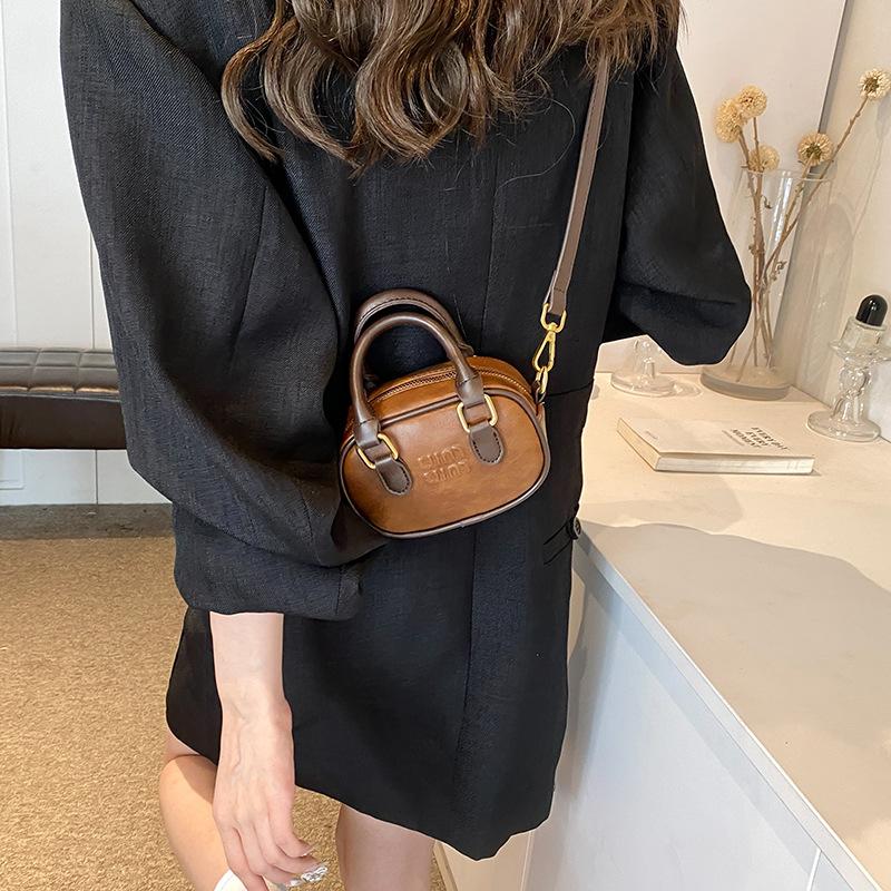 Retro mini small bag 2025 new women's bag simple fashion messenger bag popular versatile portable small square bag tide