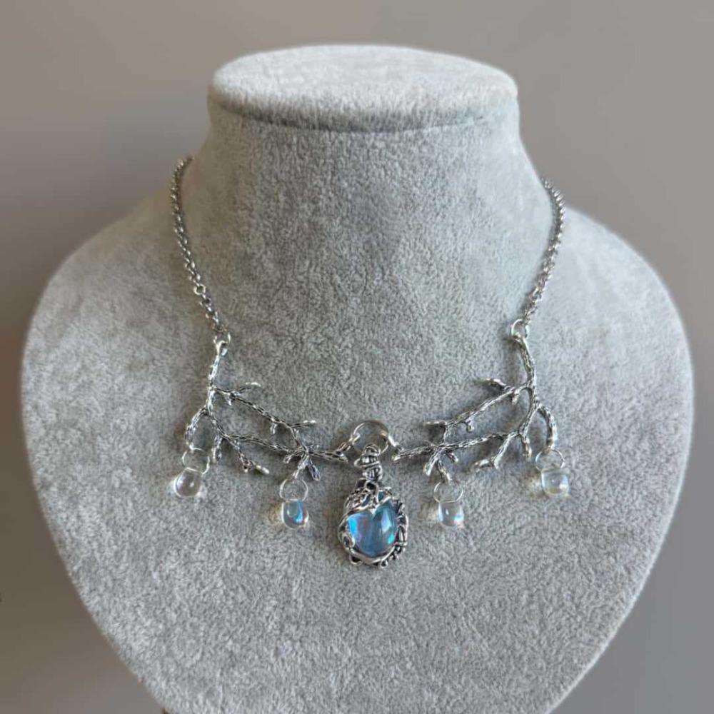 Goth Silberfarbener Ast Tränenförmiger Blendende Farben Mondstein Anhänger Halskette für Damen Halloween Magische Hexe Schmuck