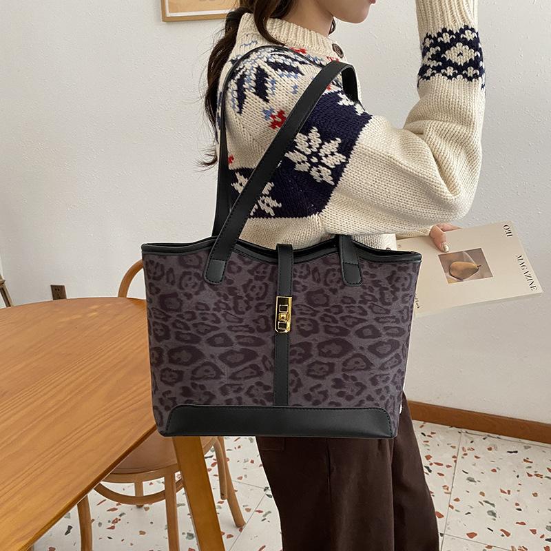 

Autumn and winter popular woolen bag women s 2025 new fashion leopard print handbag versatile large-capacity bucket bag 29*11*24*27 чёрный