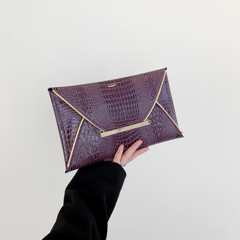 Стильный минималистичный клатч-конверт для весенней моды с шикарными цветовыми вариантами черный синий красный фиолетовый фиолетовый 1090₽