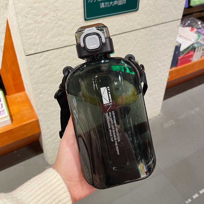 

Large Capacity 750ml Flat Water Bottle with Scale & Leakproof Crossbody Strap, Lightweight for Students Outdoor Sports Travel чорний